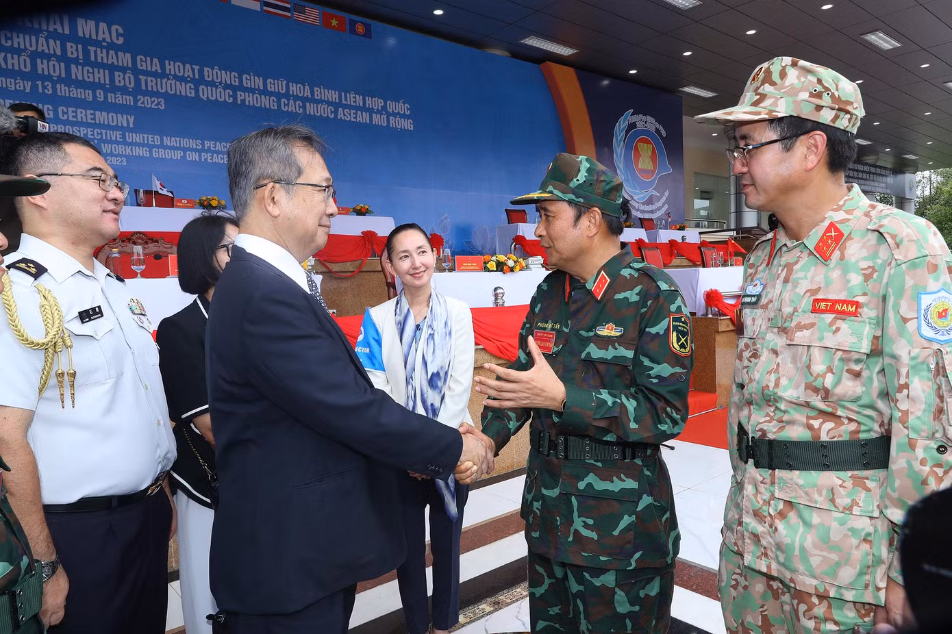 Lãnh đạo Bộ Tổng tham mưu Quân đội nhân dân Việt Nam trao đổi với các đại biểu dự lễ khai mạc, sáng 13/9.
