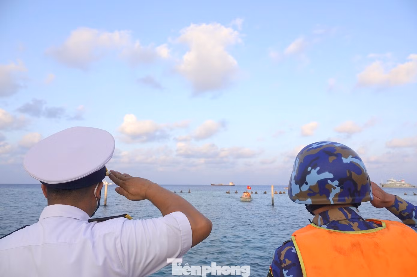 Cán bộ, chiến sĩ đảo Sinh Tồn Đông chào đón đoàn công tác tới thăm đảo.