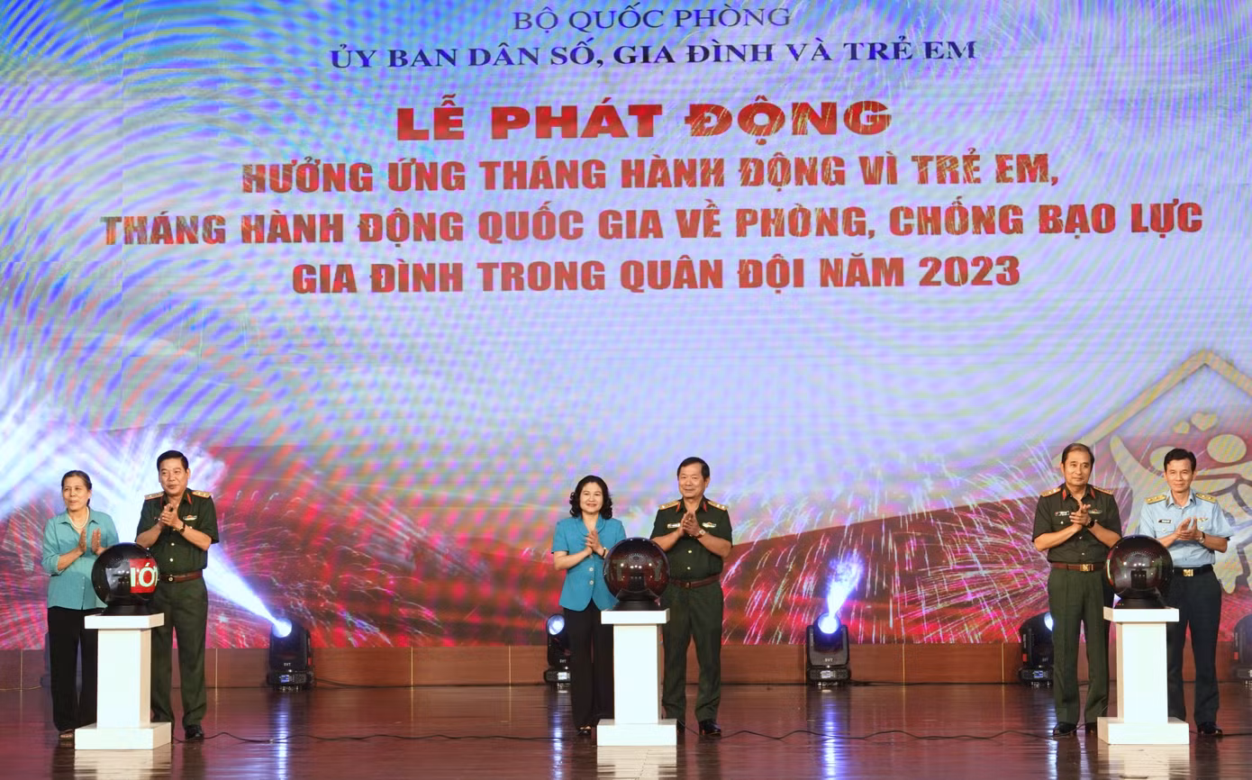 Lãnh đạo các cơ quan, đơn vị thực hiện nghi thức phát động Tháng hành động vì trẻ em và Tháng hành động quốc gia về phòng, chống bạo lực gia đình trong Quân đội năm 2023.