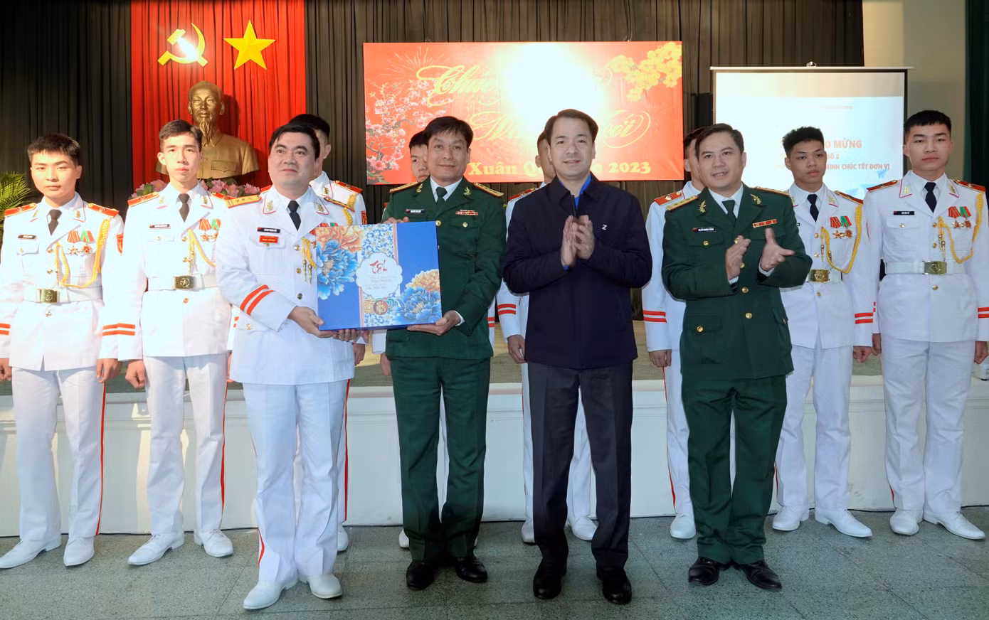 Bí thư Trung ương Đoàn Ngô Văn Cương trao quà Tết tặng cán bộ, chiến sĩ Đoàn 275. Ảnh: Nguyễn Minh
