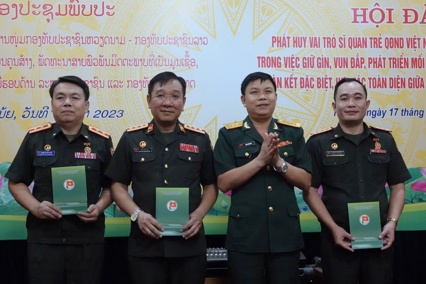 Lãnh đạo Ban Thanh niên Quân đội trao quà lưu niệm tặng đại biểu Quân đội nhân dân Lào tham dự hội đàm. Lãnh đạo Ban Thanh niên Quân đội trao quà lưu niệm tặng đại biểu Quân đội nhân dân Lào tham dự hội đàm.