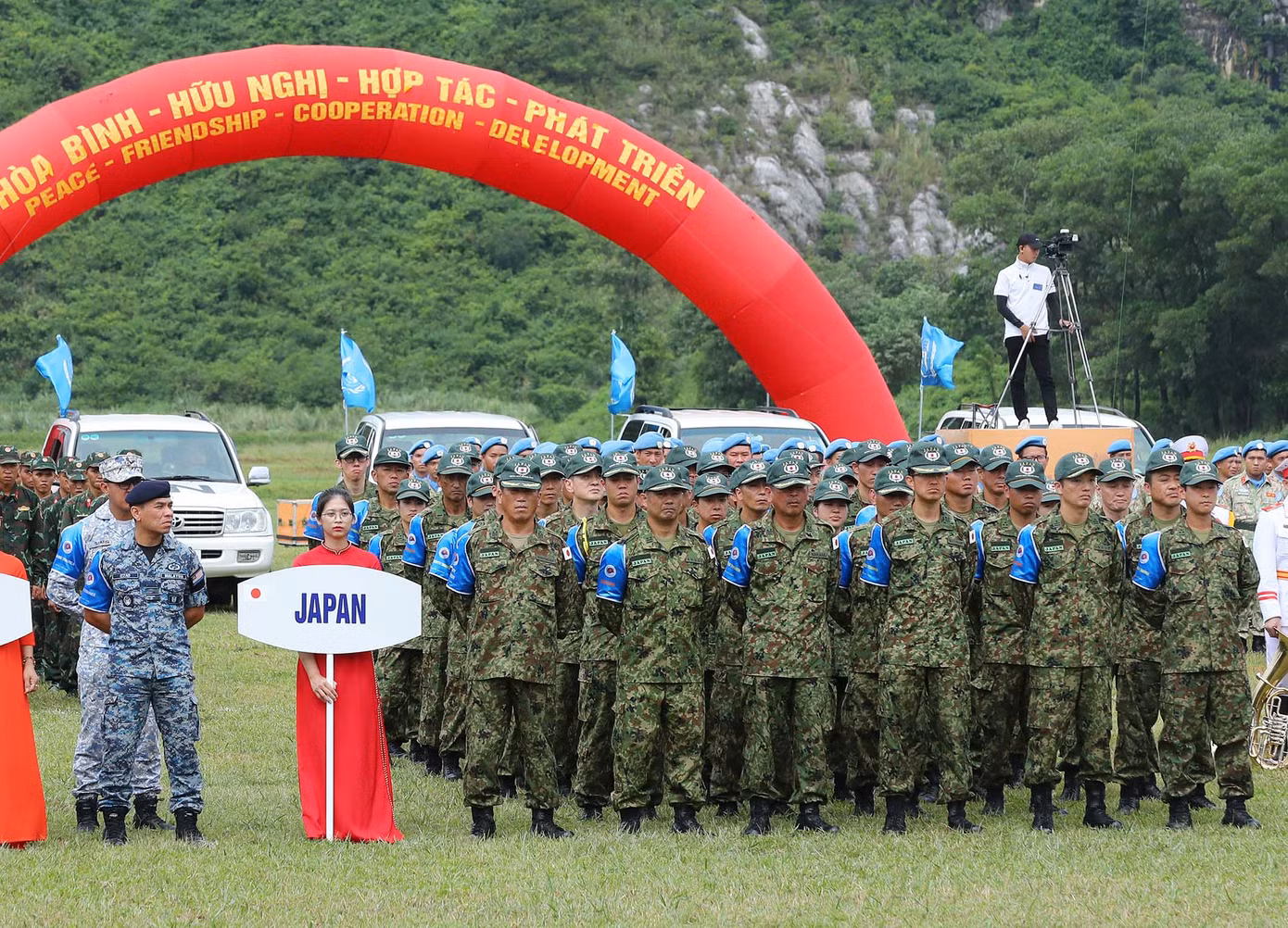 Quân nhân các nước ADMM+ tại lễ khai mạc.