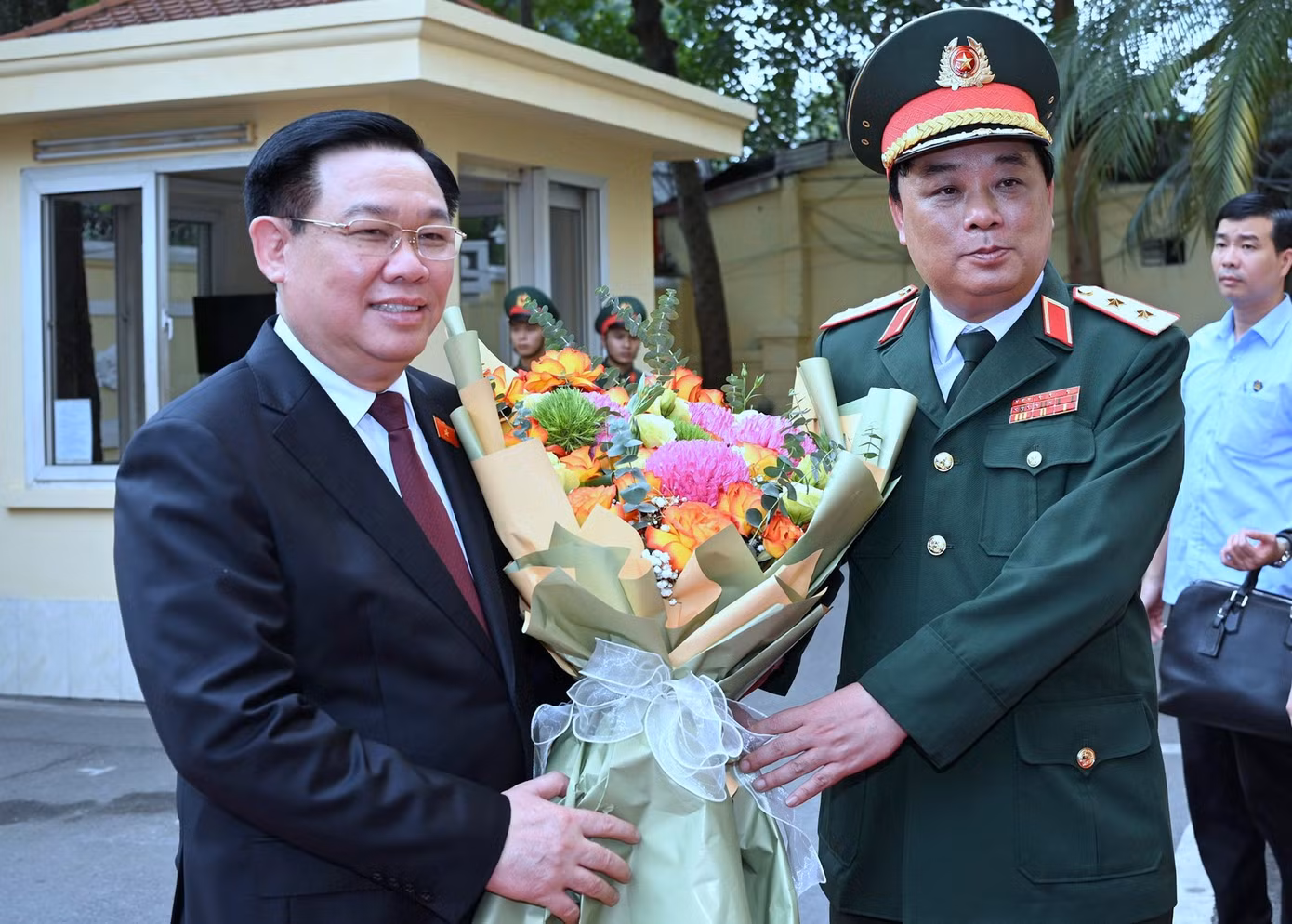 Trung tướng Hồ Quang Tuấn - Chủ nhiệm Tổng cục CNQP đón Chủ tịch Quốc hội Vương Đình Huệ tới thăm Tổng cục CNQP.