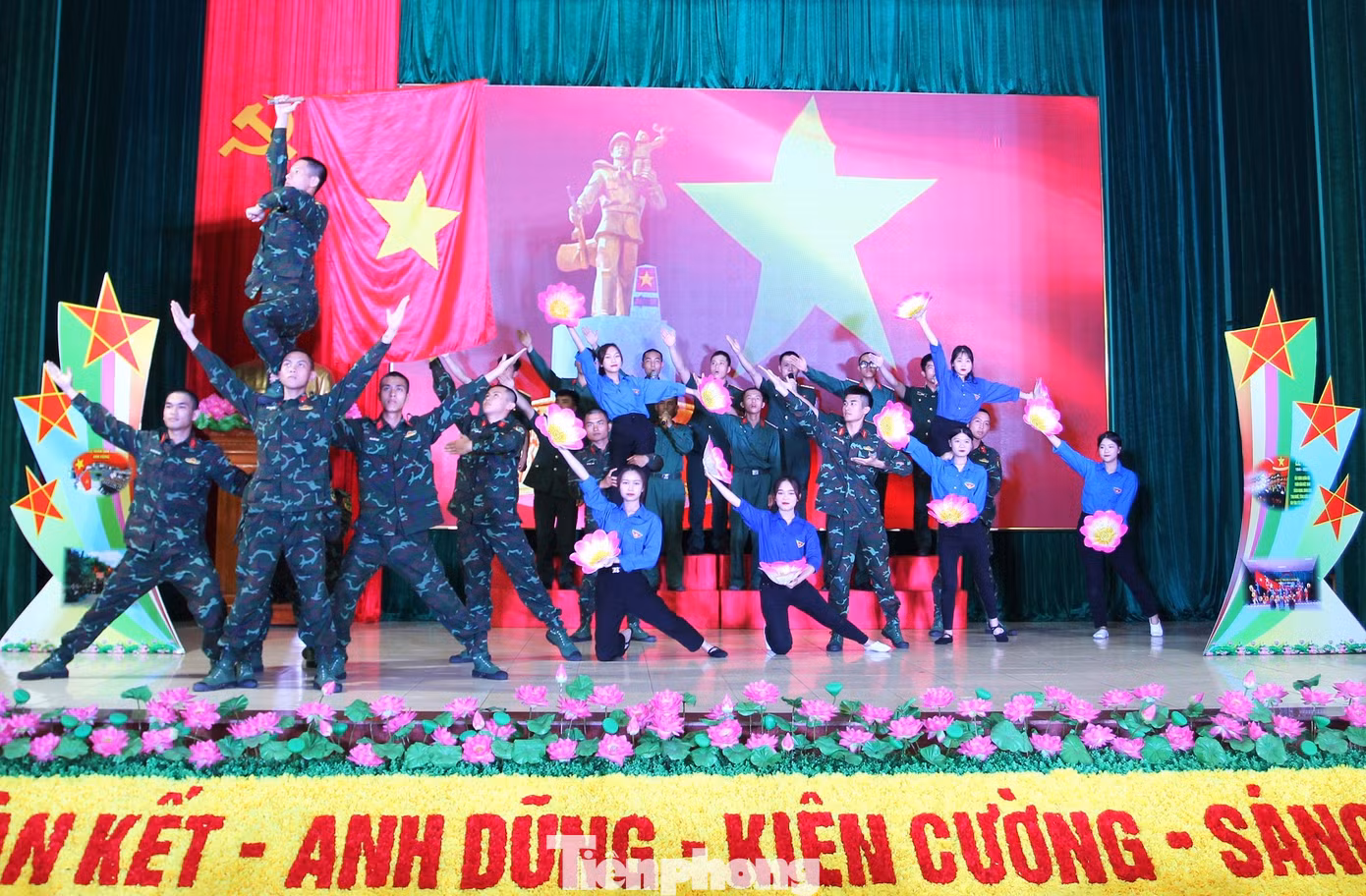 Một tiết mục văn nghệ tại tọa đàm do cán bộ, ĐVTN Trung đoàn 43 và đơn vị kết nghĩa thể hiện. Một tiết mục văn nghệ tại tọa đàm do cán bộ, ĐVTN Trung đoàn 43 và đơn vị kết nghĩa thể hiện.