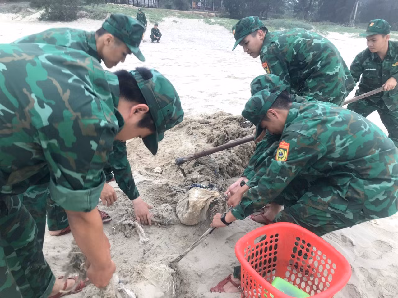 Thực hiện phong trào “Tuổi trẻ BĐBP tỉnh Quảng Bình chung sức xây dựng nông thôn mới”, các Chi đoàn, Đoàn cơ sở tích cực tham gia giúp nhân dân phát triển kinh tế - xã hội, xóa đói giảm nghèo, đóng góp hơn 450 lượt ngày công cùng cán bộ, chiến sĩ giúp nhân dân đào đắp, tu sửa 2,5km đường liên thôn, bản; tu sửa 1,5km hàng rào ruộng lúa nước bảo vệ khu ruộng không để gia súc, gia cầm vào phá hoại lúa; thu gom, vận chuyển, ủ phân bón, làm đất, chăm sóc tốt 4 mô hình lúa nước với tổng diện tích gần 20 ha; chăm sóc 7 ha cao su…