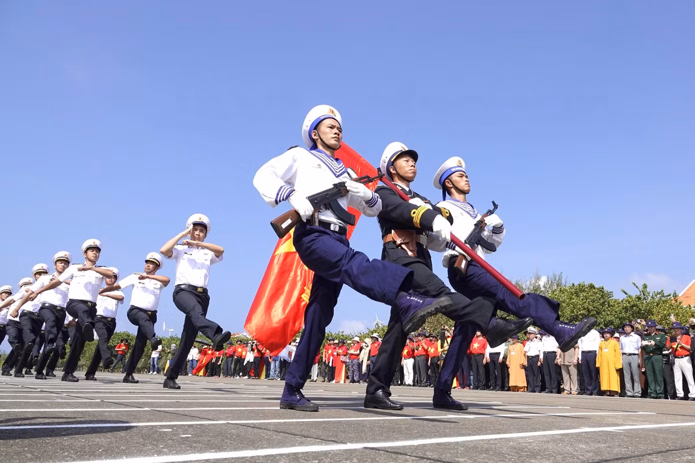 Biểu dương sức mạnh và quyết tâm bảo vệ chủ quyền.