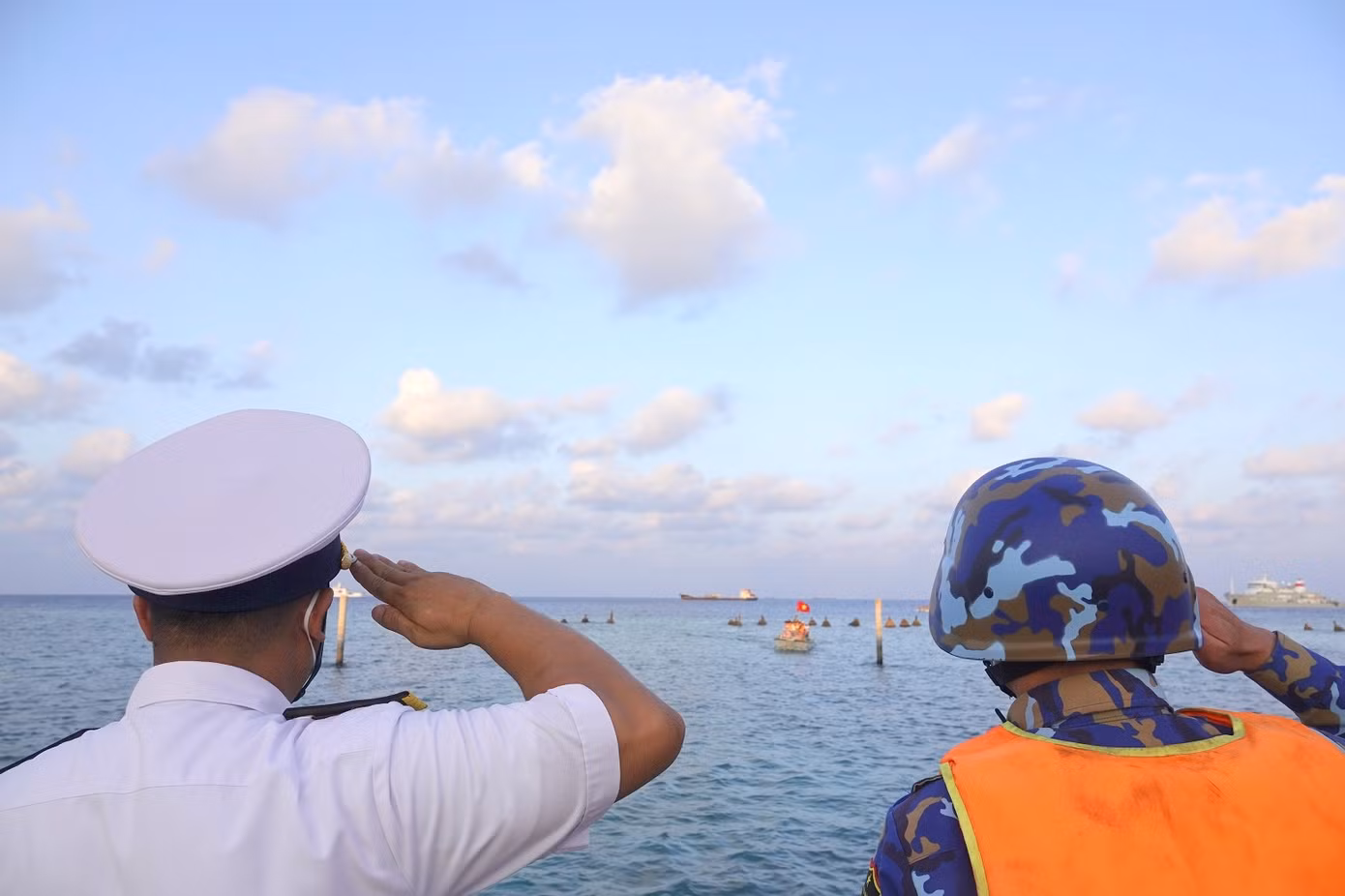 Cán bộ, chiến sĩ đảo Sinh Tồn Đông chào đón đoàn công tác tới thăm đảo.