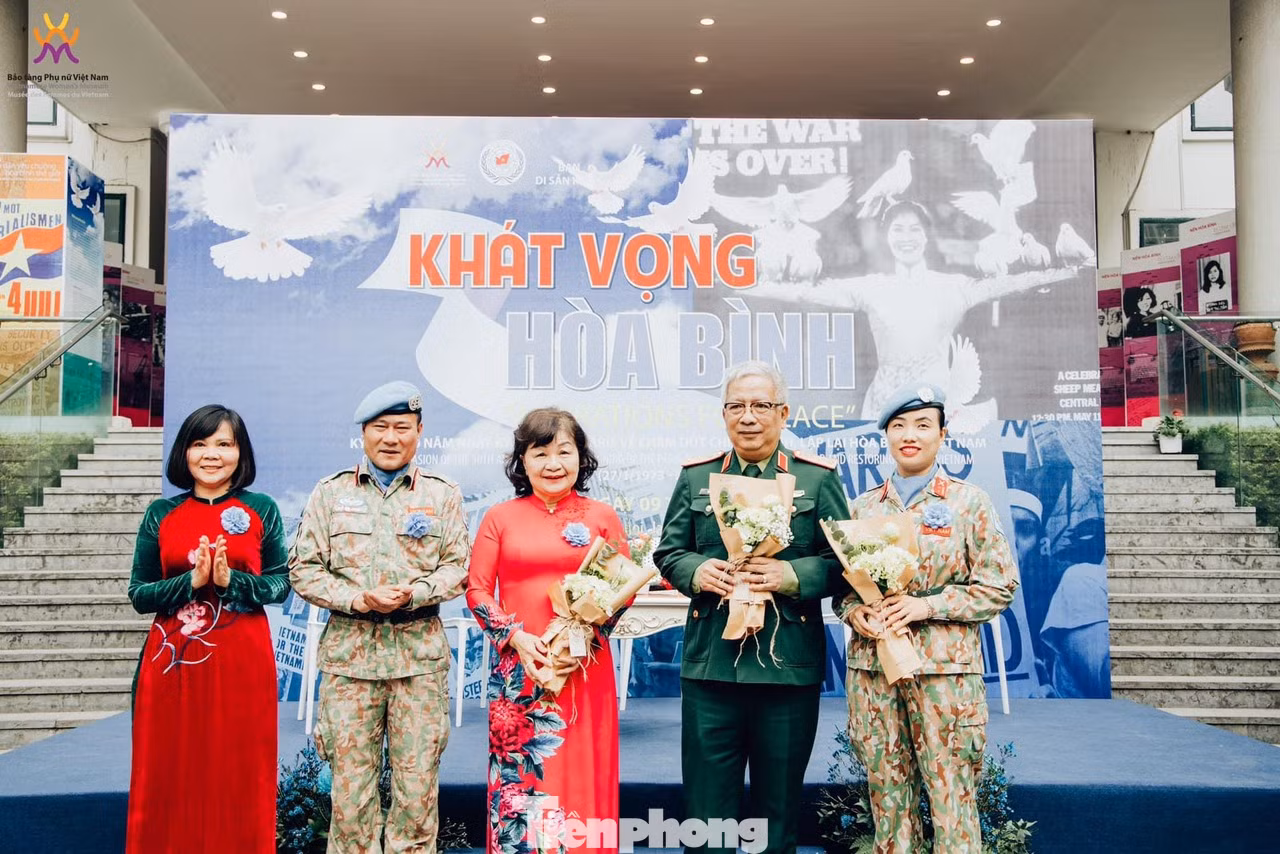 Thượng tướng Nguyễn Chí Vịnh cùng các đại biểu và Thượng tá Đỗ Thị Hằng Nga (ngoài cùng bên phải) tại chương trình giao lưu, tặng hiện vật với chủ đề “Khát vọng hòa bình” cho Bảo tàng Phụ nữ Việt Nam, tháng 1/2023. Ảnh: NVCC Thượng tướng Nguyễn Chí Vịnh cùng các đại biểu và Thượng tá Đỗ Thị Hằng Nga (ngoài cùng bên phải) tại chương trình giao lưu, tặng hiện vật với chủ đề “Khát vọng hòa bình” cho Bảo tàng Phụ nữ Việt Nam, tháng 1/2023. Ảnh: NVCC