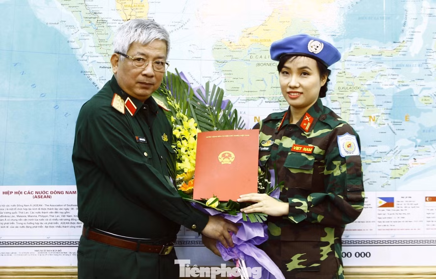 Thứ trưởng Bộ Quốc phòng Nguyễn Chí Vịnh trao quyết định của Chủ tịch nước cử Thượng tá Đỗ Thị Hằng Nga (khi đó mang quân hàm thiếu tá) đi làm nhiệm vụ GGHB LHQ, tháng 10/2017. Ảnh: Nguyễn Minh Thứ trưởng Bộ Quốc phòng Nguyễn Chí Vịnh trao quyết định của Chủ tịch nước cử Thượng tá Đỗ Thị Hằng Nga (khi đó mang quân hàm thiếu tá) đi làm nhiệm vụ GGHB LHQ, tháng 10/2017. Ảnh: Nguyễn Minh
