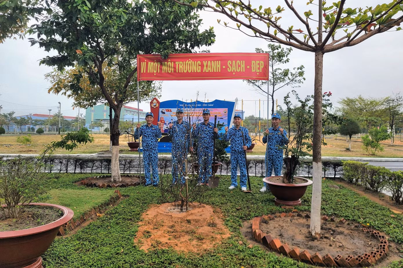 Cán bộ, ĐVTN kíp tàu ngầm số 8 thuộc Lữ đoàn tàu ngầm 189 trồng cây đào trong khuôn viên đơn vị