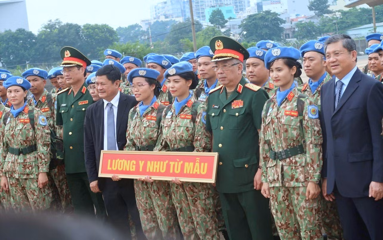 Thượng tướng Nguyễn Chí Vịnh cùng lãnh đạo các cơ quan, ban ngành tiễn Bệnh viện dã chiến cấp 2 số 1 của Việt Nam lên đường tới Nam Sudan, ngày 1/10/2018. Ảnh: Yến Nhi Thượng tướng Nguyễn Chí Vịnh cùng lãnh đạo các cơ quan, ban ngành tiễn Bệnh viện dã chiến cấp 2 số 1 của Việt Nam lên đường tới Nam Sudan, ngày 1/10/2018. Ảnh: Yến Nhi