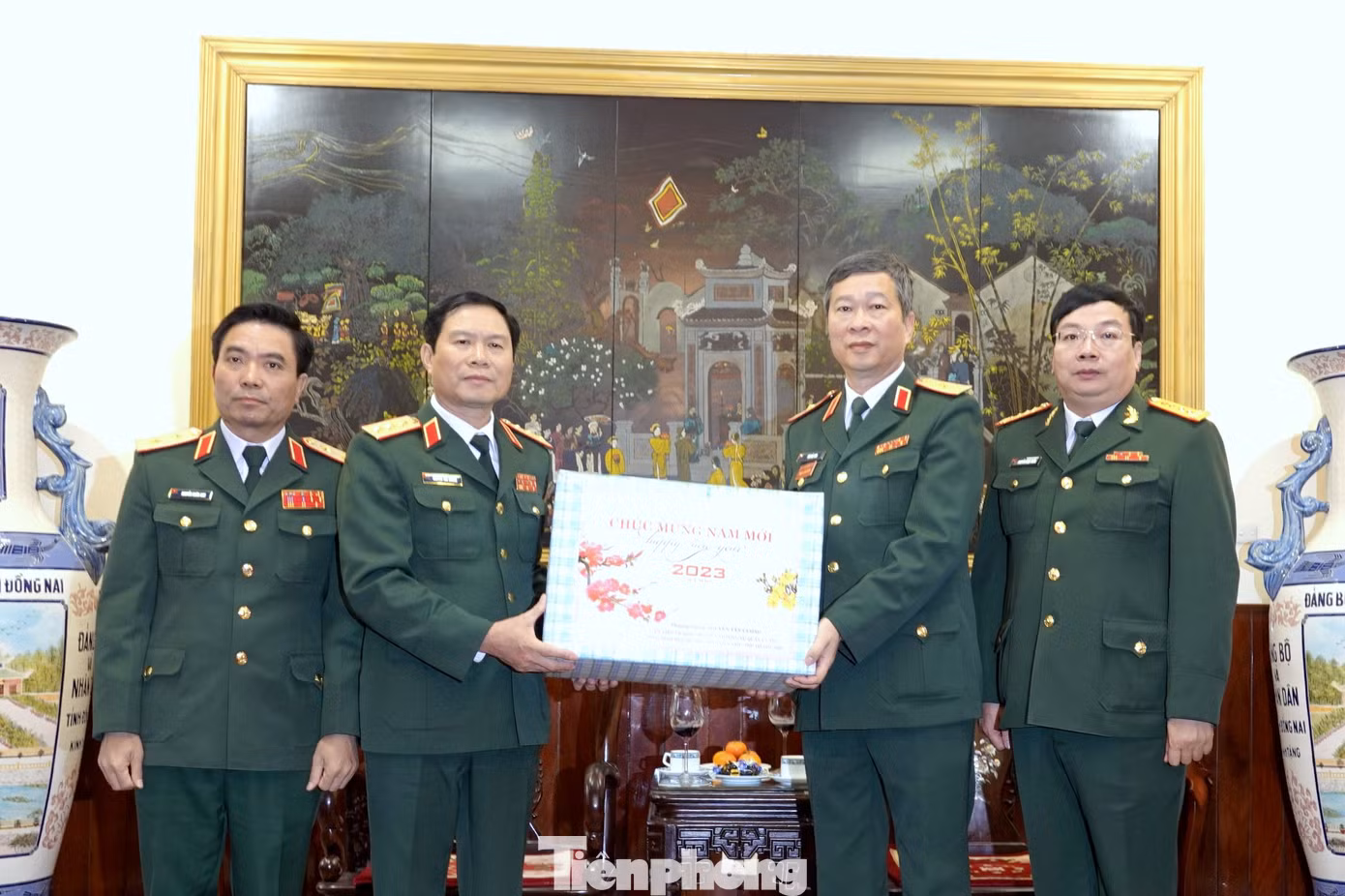 Thượng tướng Nguyễn Tân Cương - Tổng Tham mưu trưởng Quân đội nhân dân Việt Nam tặng quà chúc Tết BTL Bảo vệ Lăng, sáng 22/1. Ảnh: Nguyễn Minh