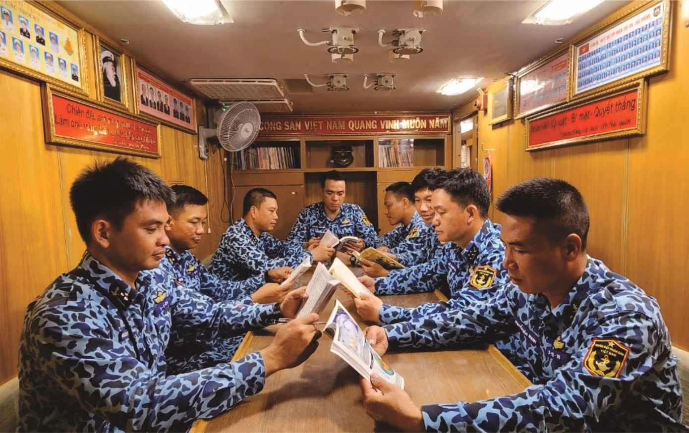 Cán bộ, thủy thủ Tàu ngầm 184 - Hải Phòng đọc sách trong CLB thủy thủ tàu ngầm sau giờ trực.