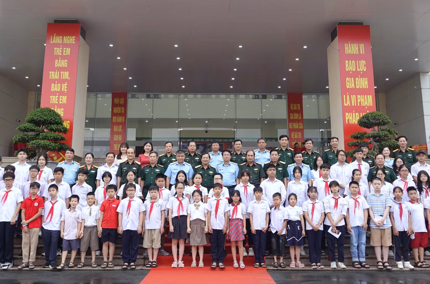 Các đại biểu về dự lễ phát động, sáng 23/5. Ảnh: Nguyễn Minh