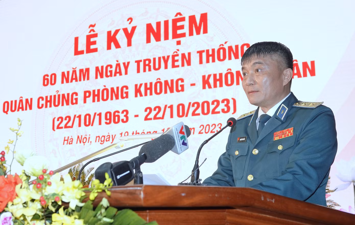 Trung tướng Nguyễn Văn Hiền - Tư lệnh Quân chủng PK-KQ đọc diễn văn tại lễ kỷ niệm. Trung tướng Nguyễn Văn Hiền - Tư lệnh Quân chủng PK-KQ đọc diễn văn tại lễ kỷ niệm.