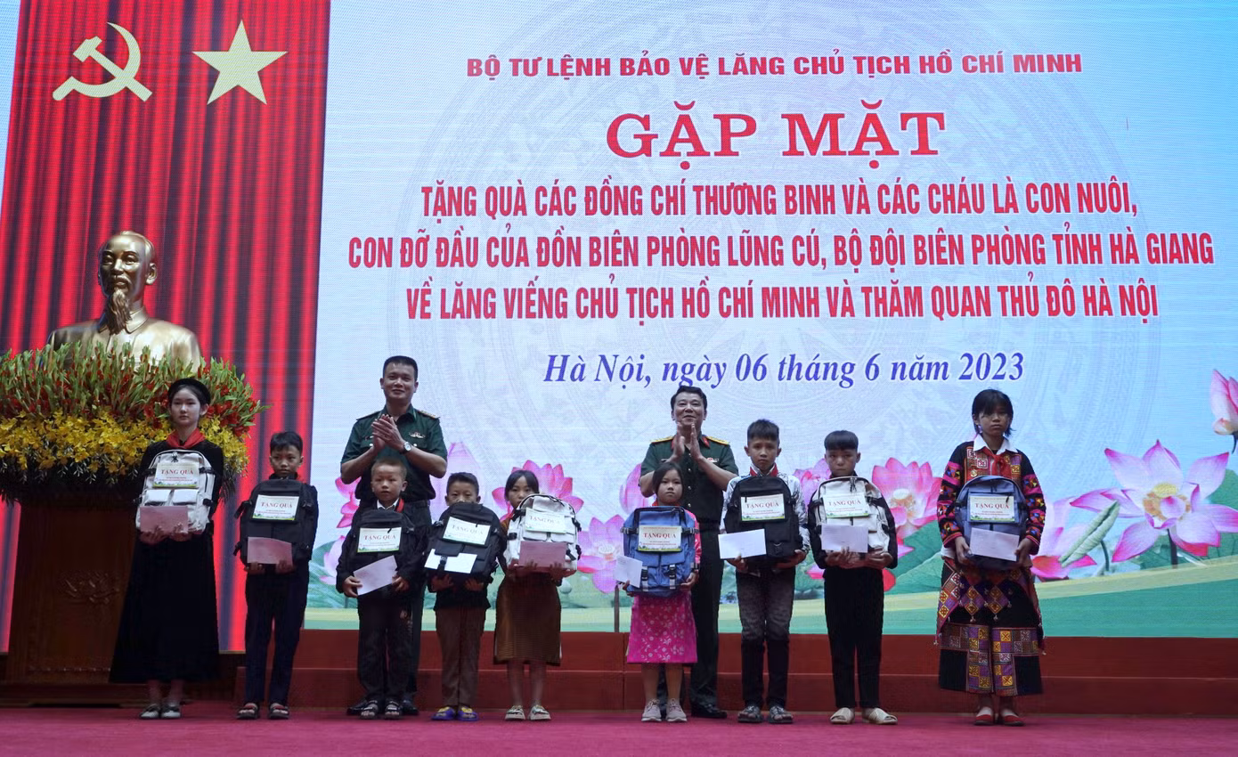 Lãnh đạo BTL Bảo vệ Lăng và Bộ đội Biên phòng Hà Giang trao quà tặng các em học sinh. Lãnh đạo BTL Bảo vệ Lăng và Bộ đội Biên phòng Hà Giang trao quà tặng các em học sinh.
