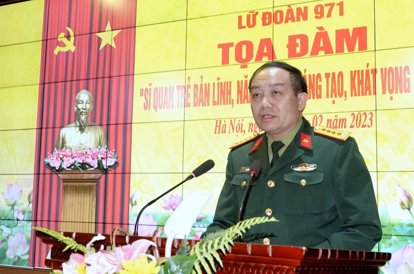 Đại tá Nguyễn Mạnh Huân - Bí thư Đảng ủy, Chính ủy Lữ đoàn 971 phát biểu tại tọa đàm.