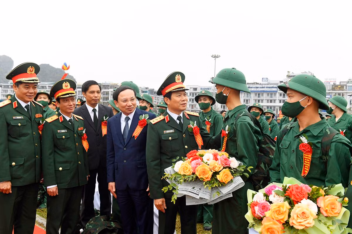 Lãnh đạo Bộ Tổng Tham mưu Quân đội nhân dân Việt Nam và tỉnh Quảng Ninh trò chuyện, động viên thanh niên trúng tuyển nghĩa vụ quân sự năm 2023 lên đường nhập ngũ.
