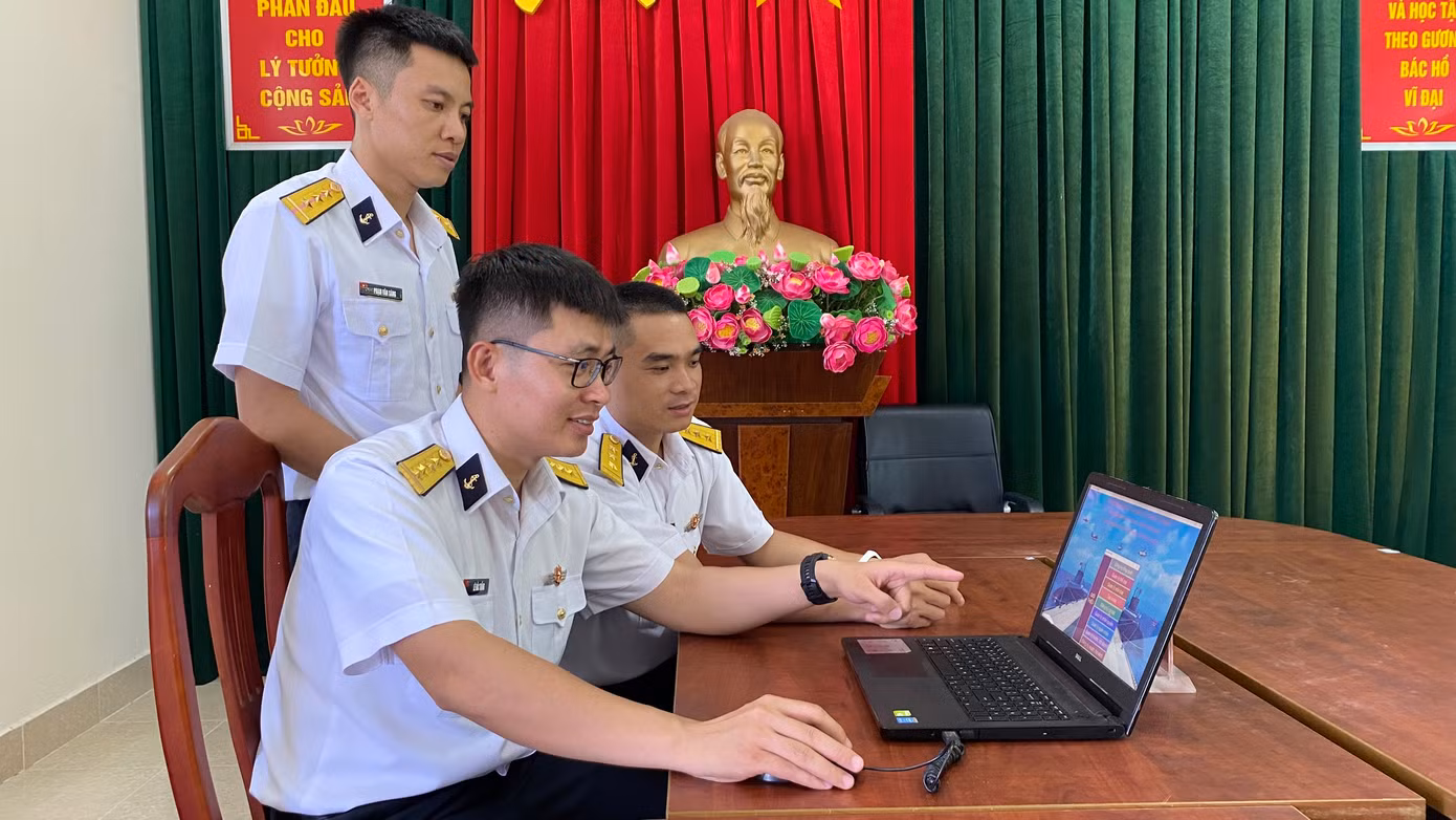 Đại úy Lê Đắc Thắng (SN 1990) - Trưởng ban Tuyên huấn, Phòng Chính trị Lữ đoàn Tàu ngầm 189 trao đổi về sáng kiến “Phần mềm quản lý thư viện cấp trung, lữ đoàn” với các đồng đội.