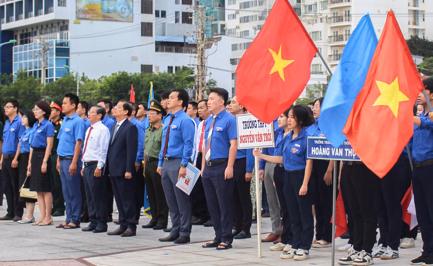 Lễ chào cờ Tôi yêu Tổ quốc tôi được thực hiện tại Quảng trường 2 Tháng 4 (TP Nha Trang). Ảnh: Khánh Nguyên
