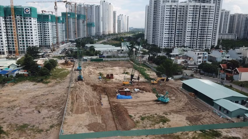 Công trường vành đai 3 đang thi công xuyên lễ.