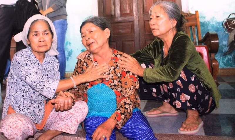 Bà Võ Thị Mai (mẹ cô giáo Mai) khóc lịm khi thấy thi thể con. Bà Võ Thị Mai (mẹ cô giáo Mai) khóc lịm khi thấy thi thể con