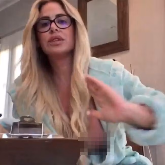 Ngôi sao truyền hình Kim Zolciak không may phơi bày vòng 2 trước người hâm mộ do trượt chan khi đang phát sóng trực tiếp trên Instagram vào tháng 10/2020.