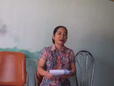 Bà Nguyễn Thị Tình, Chủ tịch hội phụ nữ huyện Hương Khê với những chiếc khăn mùi xoa dùng để nắm cơm cứu trợ bà con vùng lũ 