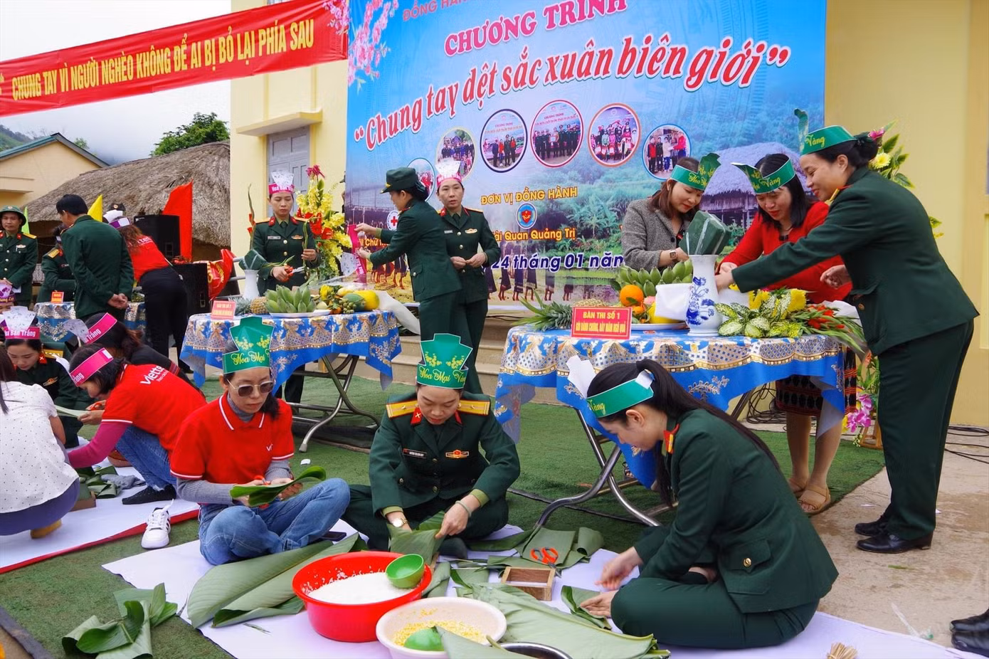 Cán bộ, chiến sĩ Bộ Chỉ huy Quân sự tỉnh Quảng Trị và đơn vị đồng hành thi gói bánh chưng, bày mâm ngũ quả trong chương trình Tết quân dân năm 2024