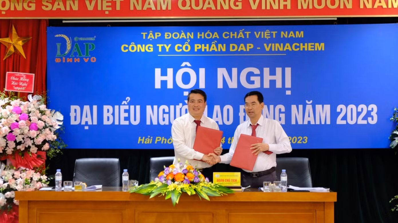 Ông Vũ Văn Bằng, Tổng Giám đốc Công ty CP DAP-Vinachem (bên trái) và Nguyễn Thanh Hải, Chủ tịch Công đoàn Công ty đã ký Thỏa ước lao động Tập thể năm 2023. Ông Vũ Văn Bằng, Tổng Giám đốc Công ty CP DAP-Vinachem (bên trái) và Nguyễn Thanh Hải, Chủ tịch Công đoàn Công ty đã ký Thỏa ước lao động Tập thể năm 2023.