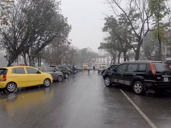 Nhiều phương tiện vẫn đỗ tại các tuyến đường cấm. Ảnh chụp lúc 9 giờ 30 ngày 15-2.. Nhiều phương tiện vẫn đỗ tại các tuyến đường cấm. Ảnh chụp lúc 9 giờ 30 ngày 15-2.