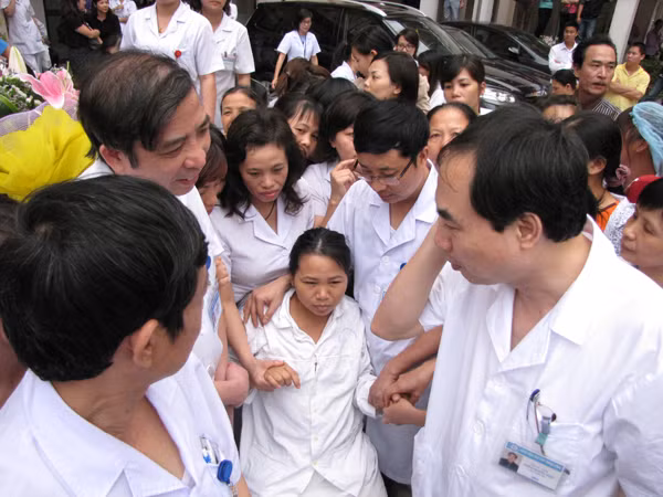 Chị Thơm chờ đón con trong vòng tay bao bọc của các bác sỹ, y tá trong bệnh viện. Ảnh: Lãng Phong
