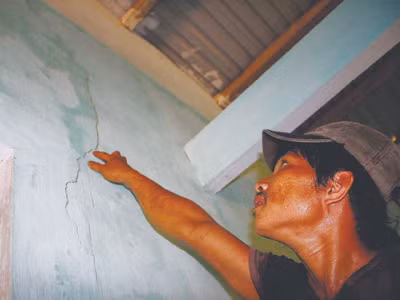 Nhà dân nứt nẻ sau động đất
