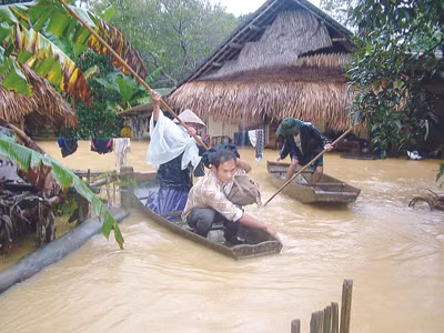 Người dân Hương Khê (Hà Tĩnh) lại phải di dời tránh lũ. Ảnh: Minh Thùy.