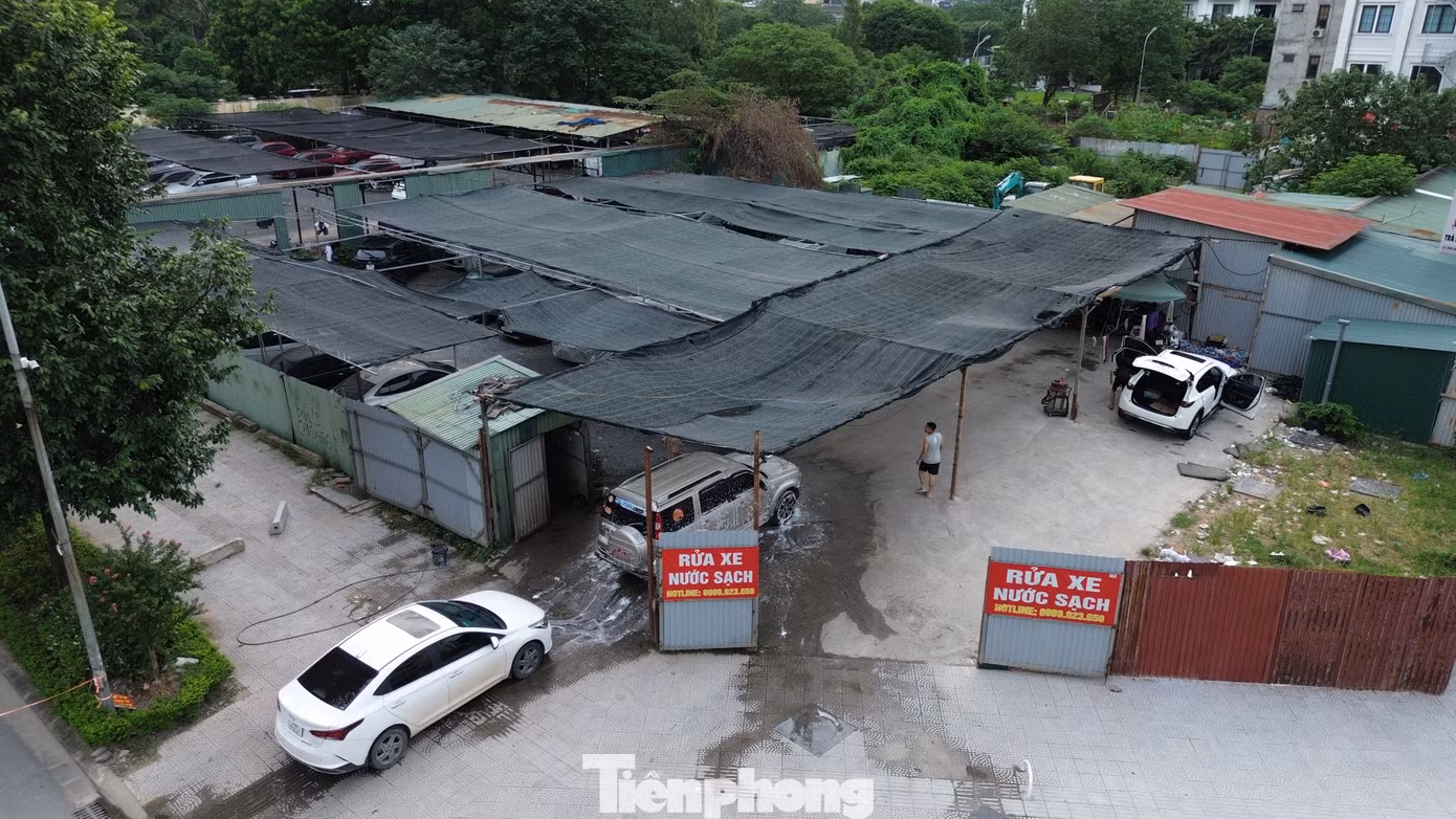 Một bãi xe trái phép tại phường Đại Kim