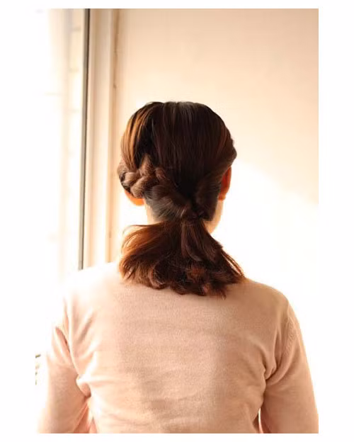 Để xõa tóc và chải mượt Lấy một phần tóc bên trái tết xuôi xuống Sau đó cột lại bằng chun hơi lệch sang bên cho điệu nhé! Tiếp theo, bạn tách đôi tóc ra và lộn phần đuôi tóc lên trên rồi luồn xuống dưới Phần đuôi tóc cuốn gọn lại hướng lên trên và lấy kẹp tăm, ghim chắc Và đây là kết quả của chúng ta. Hãy sử dụng thêm những phụ kiện như nơ, kẹp hoa xinh xắn để cài lên tóc.