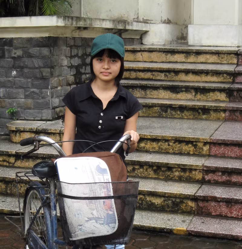 Ảnh: Ngày đầu tiên đến trường của cô học trò nghèo. Ảnh: Thanh Hà