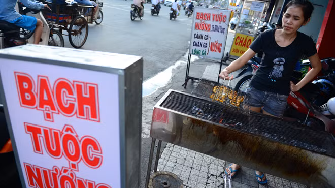 Bạch tuộc nướng được bày bán trên đường Hoàng Văn Thụ, Q.Phú Nhuận, TP.HCM