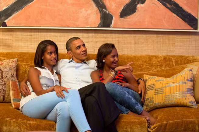 Ông Obama cùng hai cô con gái là Malia và Sasha ngồi xem chương trình bà Michelle phát biểu tại Hội nghị Quốc gia Dân chủ hôm 4/9/2012
