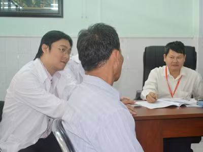 Một người loạn thần do rượu được bác sĩ tư vấn sau khi gây án. Ảnh: L.N