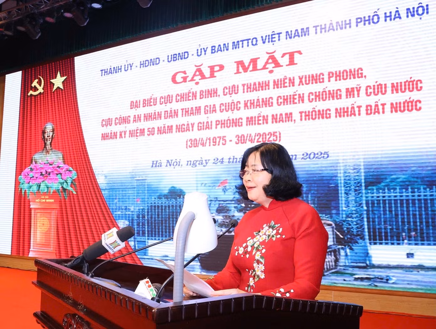 Bí thư Thành ủy Hà Nội Bùi Thị Minh Hoài phát biểu tại buổi gặp mặt. Ảnh: Viết Thành.