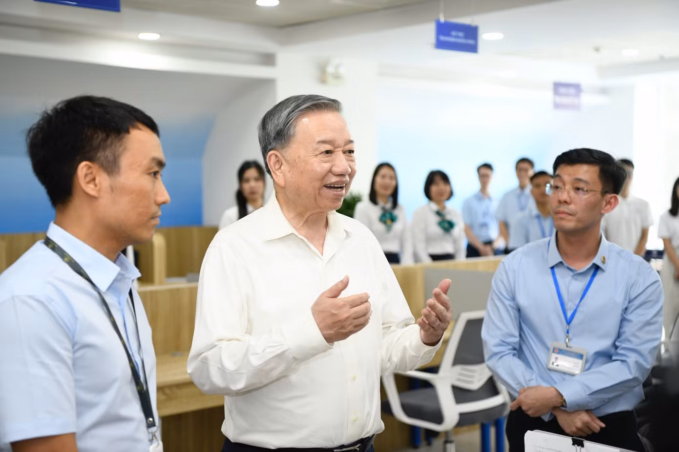 Tổng Bí thư Tô Lâm nghe giới thiệu về Trung tâm phục vụ hành chính công TP Hà Nội, trao đổi, động viên cán bộ, công chức của trung tâm. Ảnh: Như Ý. Tổng Bí thư Tô Lâm nghe giới thiệu về Trung tâm phục vụ hành chính công TP Hà Nội, trao đổi, động viên cán bộ, công chức của trung tâm. Ảnh: Như Ý.