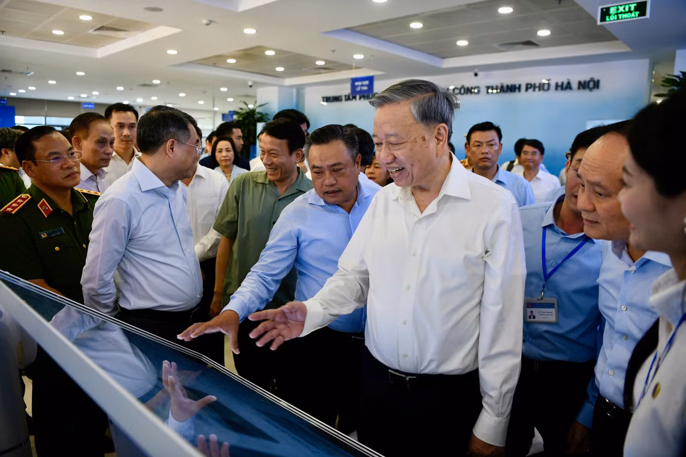 Tổng Bí thư Tô Lâm nghe giới thiệu về Trung tâm phục vụ hành chính công TP Hà Nội, trao đổi, động viên cán bộ, công chức của trung tâm. Ảnh: Như Ý. Tổng Bí thư Tô Lâm nghe giới thiệu về Trung tâm phục vụ hành chính công TP Hà Nội, trao đổi, động viên cán bộ, công chức của trung tâm. Ảnh: Như Ý.