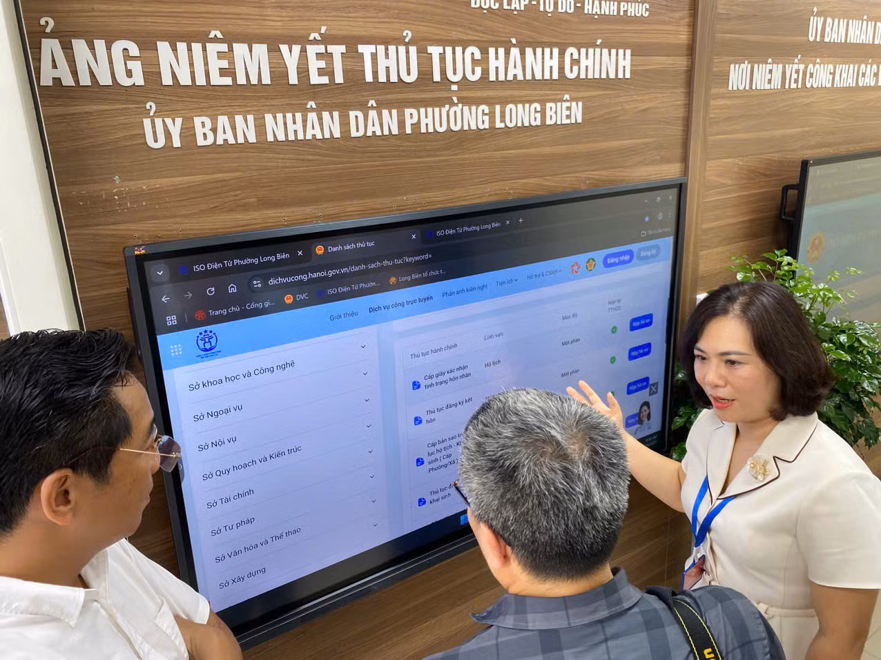 UBND phường Long Biên cũng đã lắp thêm 2 màn hình rộng cảm ứng tại Bảng niêm yết (thay thế niêm yết TTHC bản giấy) tích hợp các quy trình thủ tục hành chính phục vụ công dân tra cứu...; tận dụng tối đa cơ sở vật chất có sẵn tại phường để nâng cao nhận thức, đem lại tiện ích cho công dân đến làm việc tại Bộ phận tiếp nhận và trả kết quả phường Long Biên (mới). UBND phường Long Biên cũng đã lắp thêm 2 màn hình rộng cảm ứng tại Bảng niêm yết (thay thế niêm yết TTHC bản giấy) tích hợp các quy trình thủ tục hành chính phục vụ công dân tra cứu...; tận dụng tối đa cơ sở vật chất có sẵn tại phường để nâng cao nhận thức, đem lại tiện ích cho công dân đến làm việc tại Bộ phận tiếp nhận và trả kết quả phường Long Biên (mới).