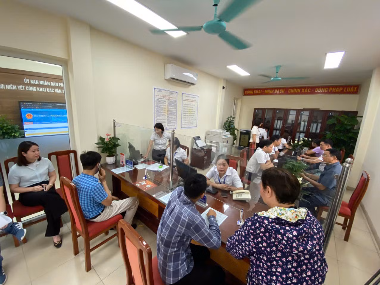 Theo ghi nhận của phóng viên, trong buổi sáng 24/6, người dân đến thực hiện các thủ tục hành chính tại phường Long Biên nhanh chóng, thuận lợi. Theo ghi nhận của phóng viên, trong buổi sáng 24/6, người dân đến thực hiện các thủ tục hành chính tại phường Long Biên nhanh chóng, thuận lợi.