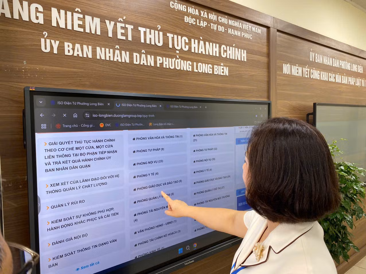 UBND phường Long Biên cũng đã lắp thêm 2 màn hình rộng cảm ứng tại Bảng niêm yết (thay thế niêm yết TTHC bản giấy) tích hợp các quy trình thủ tục hành chính phục vụ công dân tra cứu...; tận dụng tối đa cơ sở vật chất có sẵn tại phường để nâng cao nhận thức, đem lại tiện ích cho công dân đến làm việc tại Bộ phận tiếp nhận và trả kết quả phường Long Biên (mới). UBND phường Long Biên cũng đã lắp thêm 2 màn hình rộng cảm ứng tại Bảng niêm yết (thay thế niêm yết TTHC bản giấy) tích hợp các quy trình thủ tục hành chính phục vụ công dân tra cứu...; tận dụng tối đa cơ sở vật chất có sẵn tại phường để nâng cao nhận thức, đem lại tiện ích cho công dân đến làm việc tại Bộ phận tiếp nhận và trả kết quả phường Long Biên (mới).