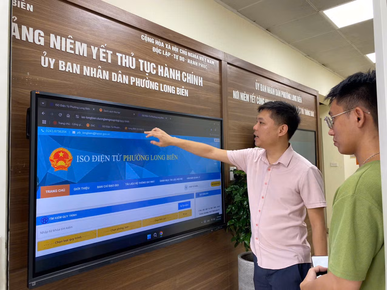 UBND phường Long Biên cũng đã lắp thêm 2 màn hình rộng cảm ứng tại Bảng niêm yết (thay thế niêm yết TTHC bản giấy) tích hợp các quy trình thủ tục hành chính phục vụ công dân tra cứu...; tận dụng tối đa cơ sở vật chất có sẵn tại phường để nâng cao nhận thức, đem lại tiện ích cho công dân đến làm việc tại Bộ phận tiếp nhận và trả kết quả phường Long Biên (mới). UBND phường Long Biên cũng đã lắp thêm 2 màn hình rộng cảm ứng tại Bảng niêm yết (thay thế niêm yết TTHC bản giấy) tích hợp các quy trình thủ tục hành chính phục vụ công dân tra cứu...; tận dụng tối đa cơ sở vật chất có sẵn tại phường để nâng cao nhận thức, đem lại tiện ích cho công dân đến làm việc tại Bộ phận tiếp nhận và trả kết quả phường Long Biên (mới).