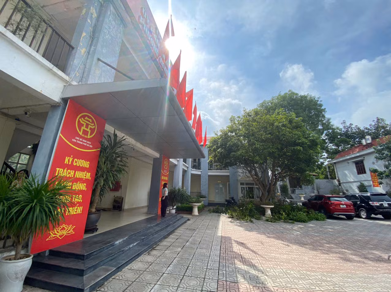 Sáng 24/6, nhiều nhân công tiến hành dọn dẹp, cắt tỉa cây, sơn lại tường Trụ sở phường Long Biên - nơi sắp tới sẽ là Trụ sở Đảng ủy, MTTQ, các tổ chức chính trị - xã hội phường Long Biên sau sáp nhập. Phường Long Biên mới được thành lập trên cơ sở nhập phần lớn diện tích tự nhiên và dân số của các phường: Phúc Đồng, Long Biên, Thạch Bàn, Cự Khối (thuộc quận Long Biên); một phần diện tích tự nhiên và dân số của phường Bồ Đề, xã Bát Tràng (thuộc huyện Gia Lâm); một phần diện tích tự nhiên Gia Thụy (thuộc quận Long Biên). Trụ sở HĐND - UBND phường Long Biên mới sẽ được đặt tại trụ sở Đảng ủy, UBND, UBMTTQ phường Thạch Bàn hiện nay. Sáng 24/6, nhiều nhân công tiến hành dọn dẹp, cắt tỉa cây, sơn lại tường Trụ sở phường Long Biên - nơi sắp tới sẽ là Trụ sở Đảng ủy, MTTQ, các tổ chức chính trị - xã hội phường Long Biên sau sáp nhập. Phường Long Biên mới được thành lập trên cơ sở nhập phần lớn diện tích tự nhiên và dân số của các phường: Phúc Đồng, Long Biên, Thạch Bàn, Cự Khối (thuộc quận Long Biên); một phần diện tích tự nhiên và dân số của phường Bồ Đề, xã Bát Tràng (thuộc huyện Gia Lâm); một phần diện tích tự nhiên Gia Thụy (thuộc quận Long Biên). Trụ sở HĐND - UBND phường Long Biên mới sẽ được đặt tại trụ sở Đảng ủy, UBND, UBMTTQ phường Thạch Bàn hiện nay.