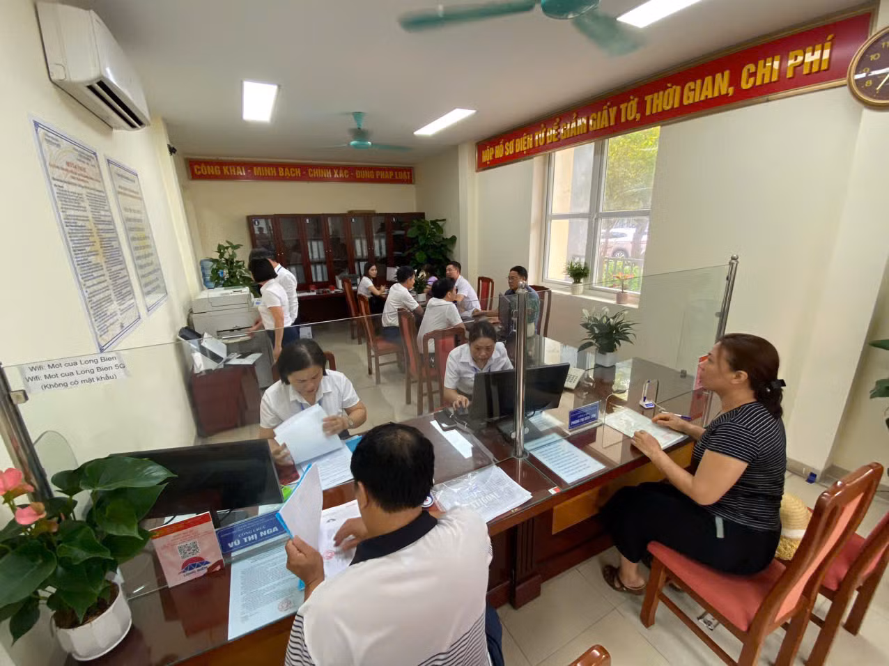 Theo ghi nhận của phóng viên, sáng 24/6, khá nhiều người dân đến Trụ sở UBND phường Long Biên để thực hiện các thủ tục hành chính. Các cán bộ thuộc bộ phận tiếp nhận thủ tục hành chính hoạt động hiệu quả, tiếp nhận và hướng dẫn người dân thực hiện thủ tục nhanh chóng, thuận lợi. Theo ghi nhận của phóng viên, sáng 24/6, khá nhiều người dân đến Trụ sở UBND phường Long Biên để thực hiện các thủ tục hành chính. Các cán bộ thuộc bộ phận tiếp nhận thủ tục hành chính hoạt động hiệu quả, tiếp nhận và hướng dẫn người dân thực hiện thủ tục nhanh chóng, thuận lợi.