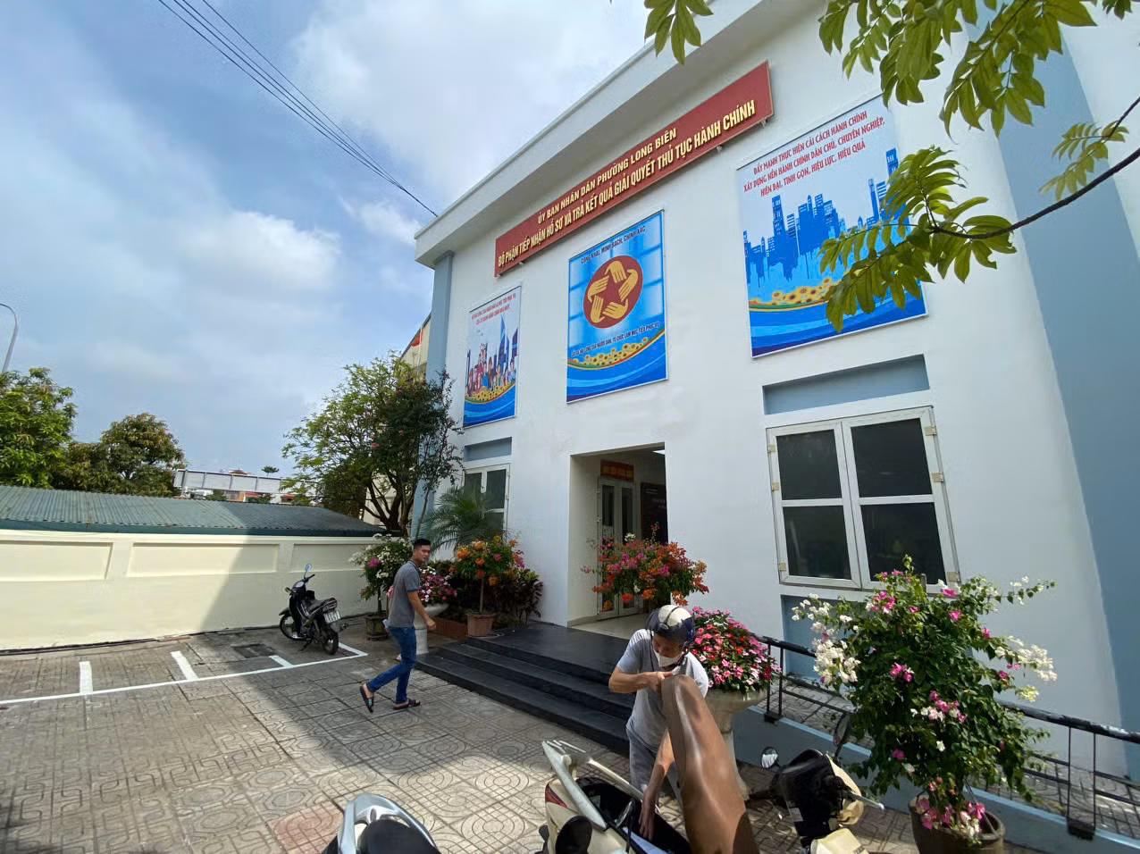 Với tinh thần "vừa chạy, vừa xếp hàng", cùng với việc sửa sang trụ sở, các cán bộ, công chức dự kiến làm việc tại phường Long Biên sau sáp nhập cũng đã được triệu tập để vận hành thử, hướng tới hoạt động hiệu quả, trơn tru từ ngày 1/7 tới. Với tinh thần "vừa chạy, vừa xếp hàng", cùng với việc sửa sang trụ sở, các cán bộ, công chức dự kiến làm việc tại phường Long Biên sau sáp nhập cũng đã được triệu tập để vận hành thử, hướng tới hoạt động hiệu quả, trơn tru từ ngày 1/7 tới.